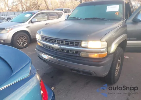 2000 Chevrolet Silverado 1500 Ls z USA, uszkodzony, nr VIN 1GCEK19T7YE208409